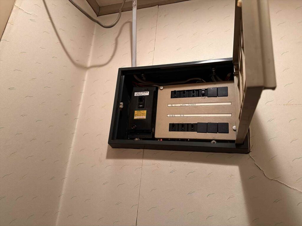 フルリノベーション前の築古マンションの既存分電盤