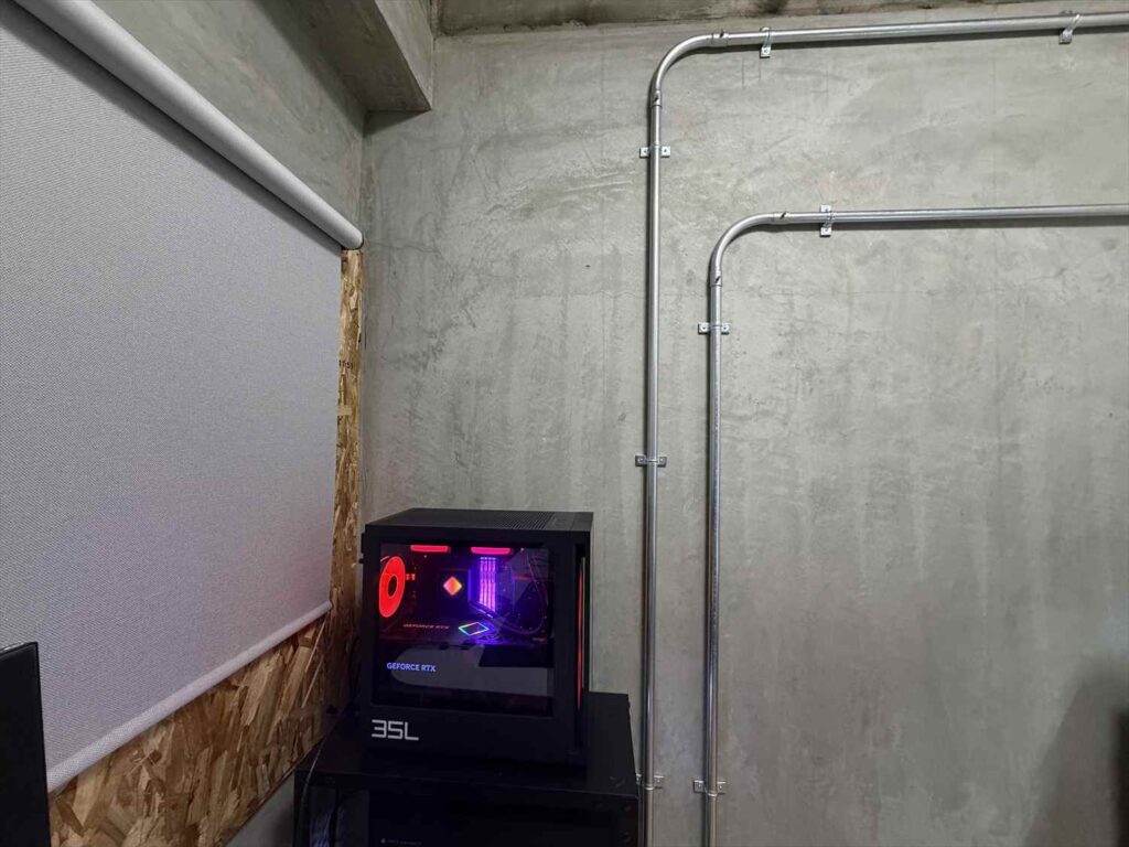 鉄管による露出配管とPC用専用コンセント