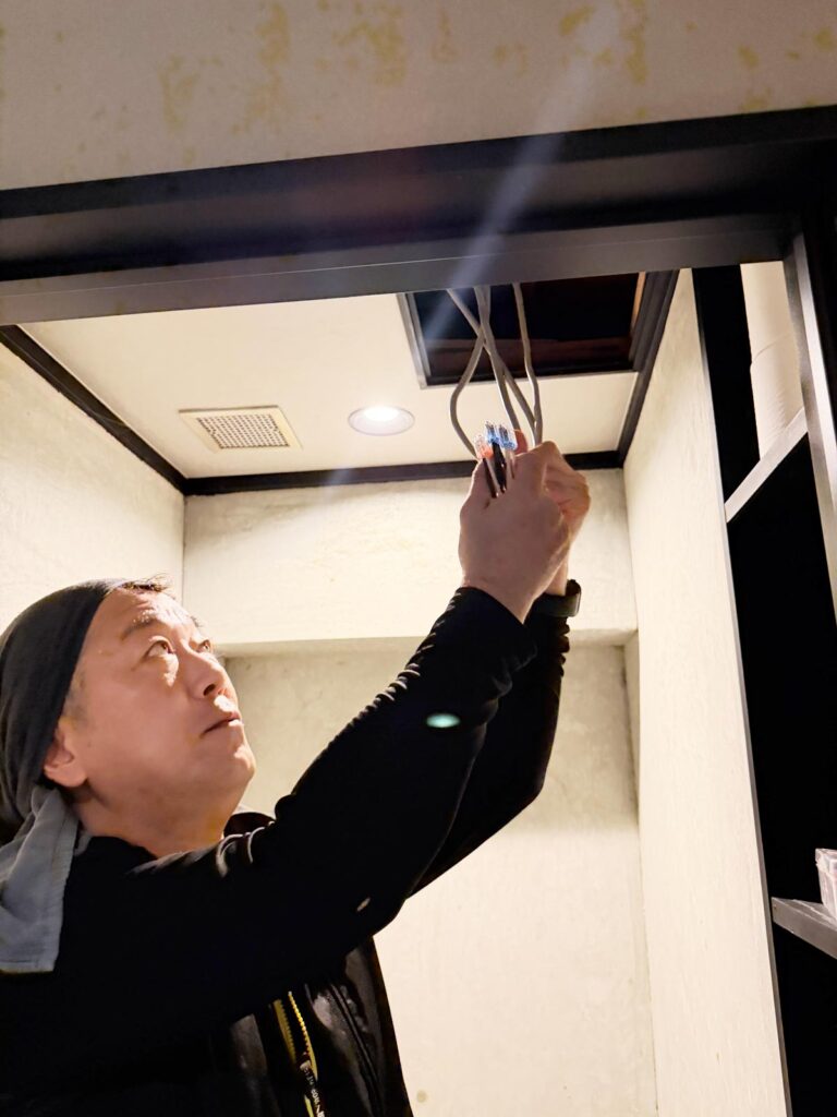 洗面所に照明とスイッチを追加するための配線工事