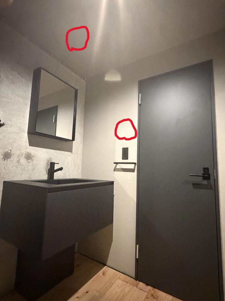照明とスイッチの設置希望位置を印で示した洗面所の写真