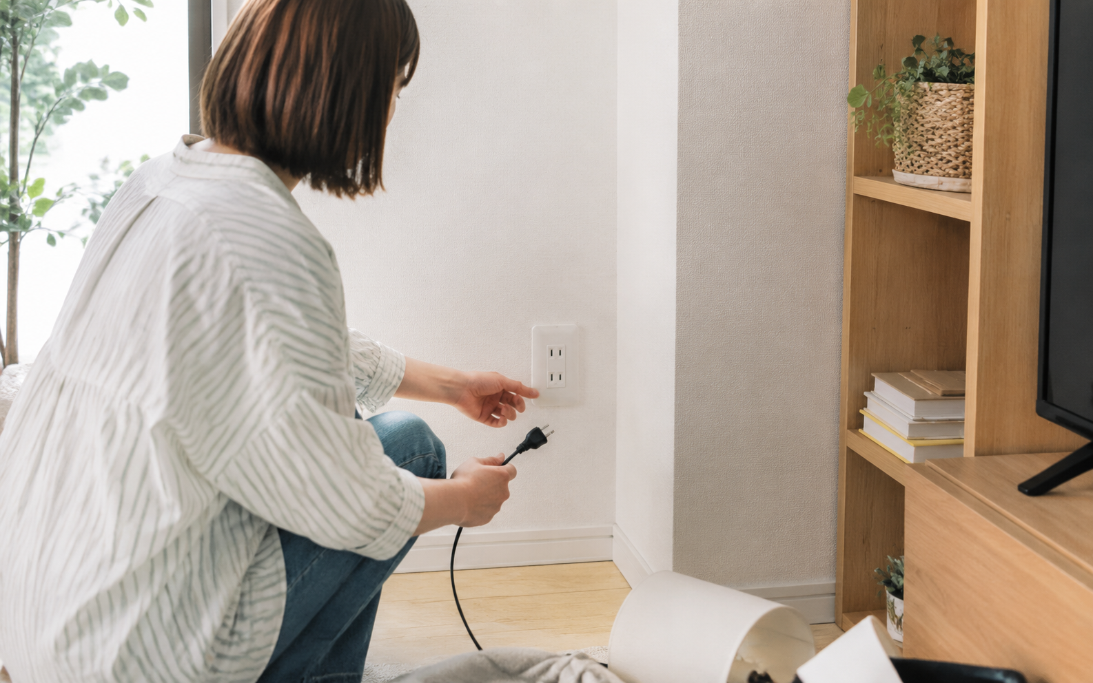 地震後に住宅の分電盤と電気まわりを確認するイメージ